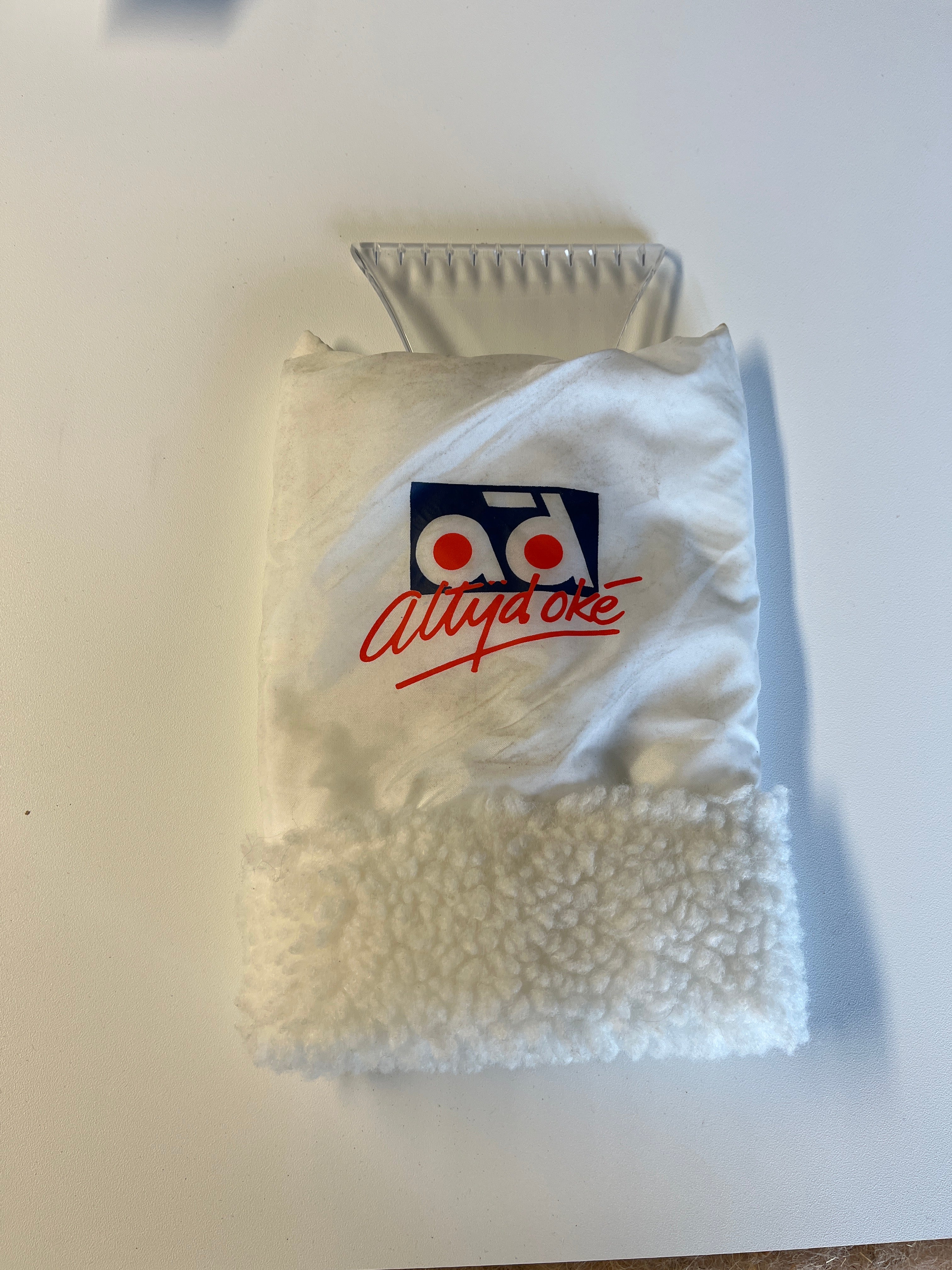 wit ijskrabber met winterwant voor auto, ruitenkrabber met geïntegreerde want om autoruiten ijsvrij te maken zonder koude handen