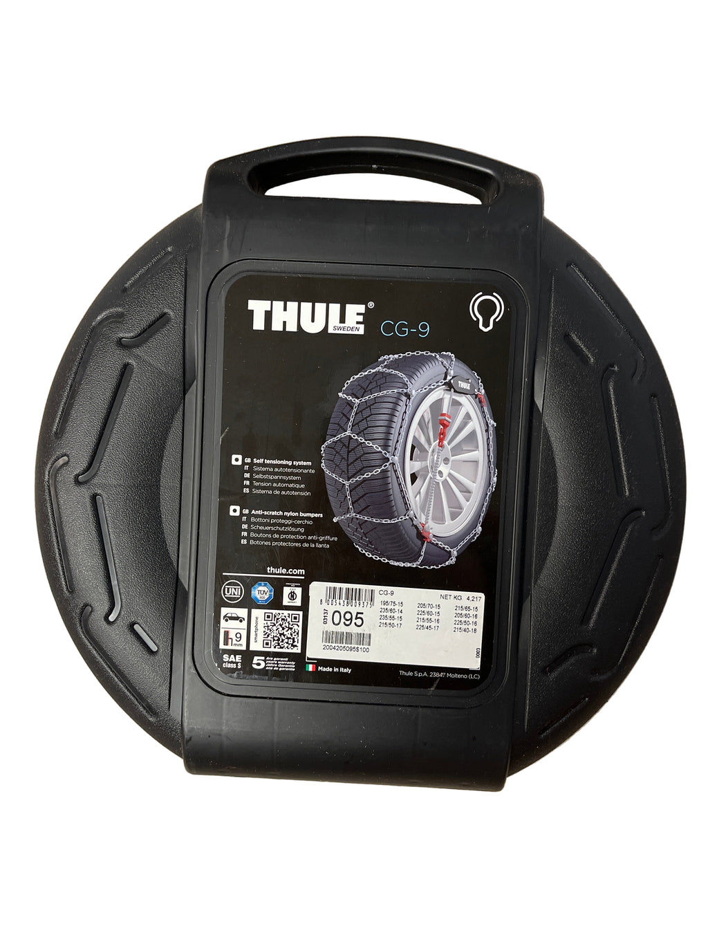 Thule Sweden / König CG-9 sneeuwkettingen gemonteerd op autoband voor extra grip en controle op besneeuwde en ijzige wegen