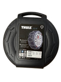Thule Sweden / König CG-9 sneeuwkettingen gemonteerd op autoband voor extra grip en controle op besneeuwde en ijzige wegen