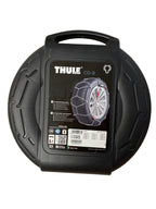 Thule Sweden / König CG-9 sneeuwkettingen gemonteerd op autoband voor extra grip en controle op besneeuwde en ijzige wegen