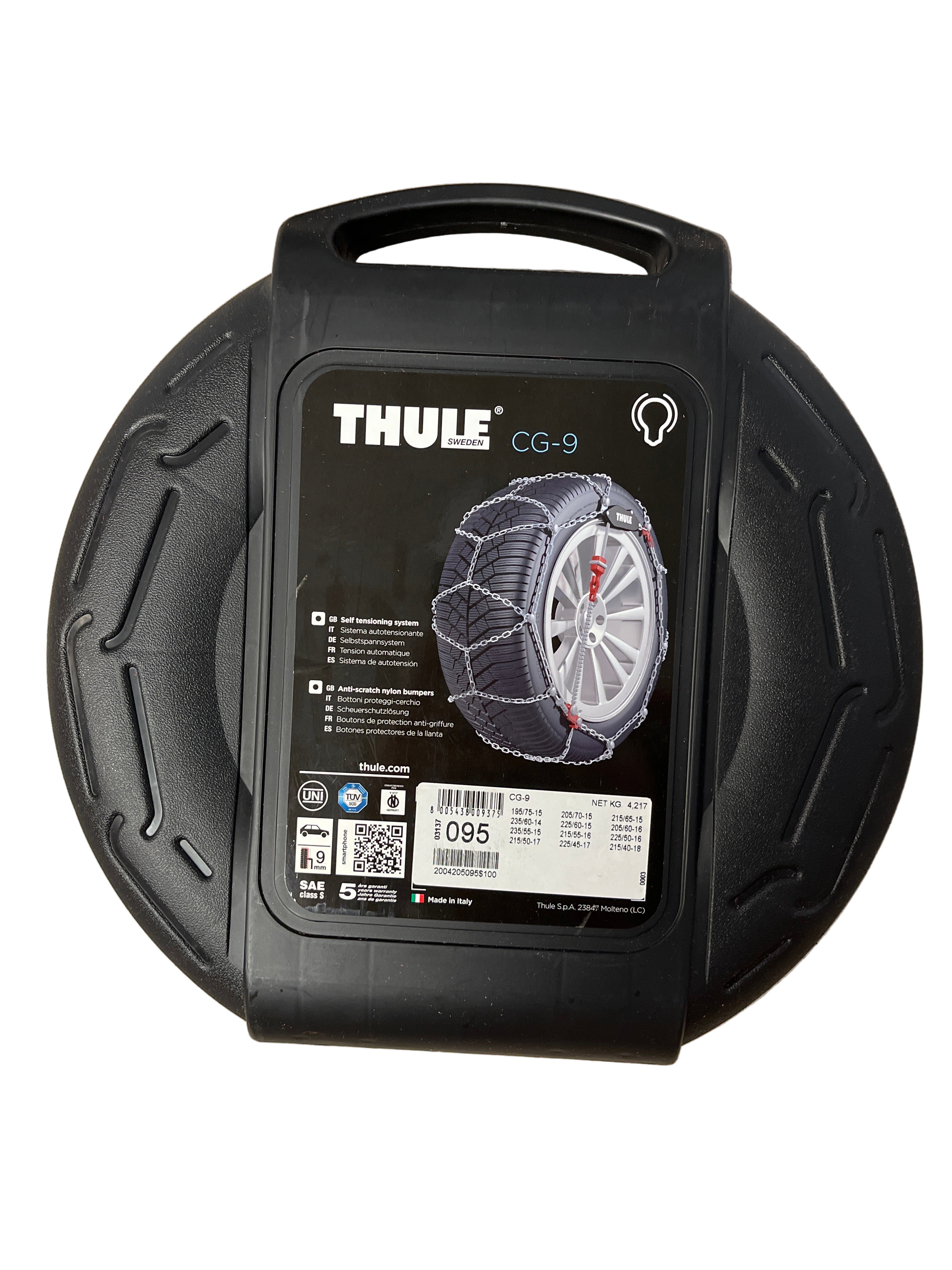 Thule Sweden / König CG-9 sneeuwkettingen gemonteerd op autoband voor extra grip en controle op besneeuwde en ijzige wegen